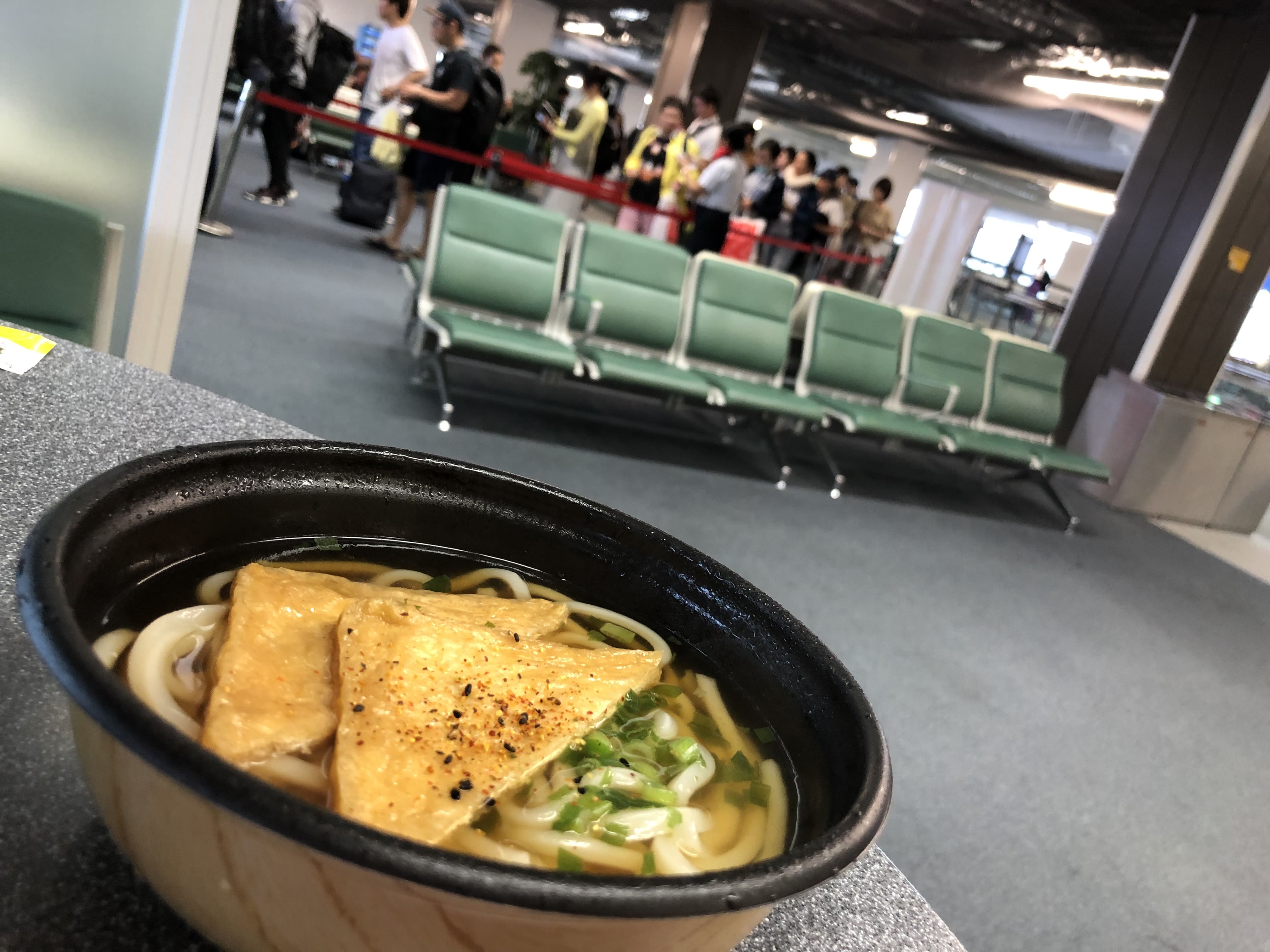 昭和な旅立ちの体験には、“立ち食いうどん”しかない＠成田空港