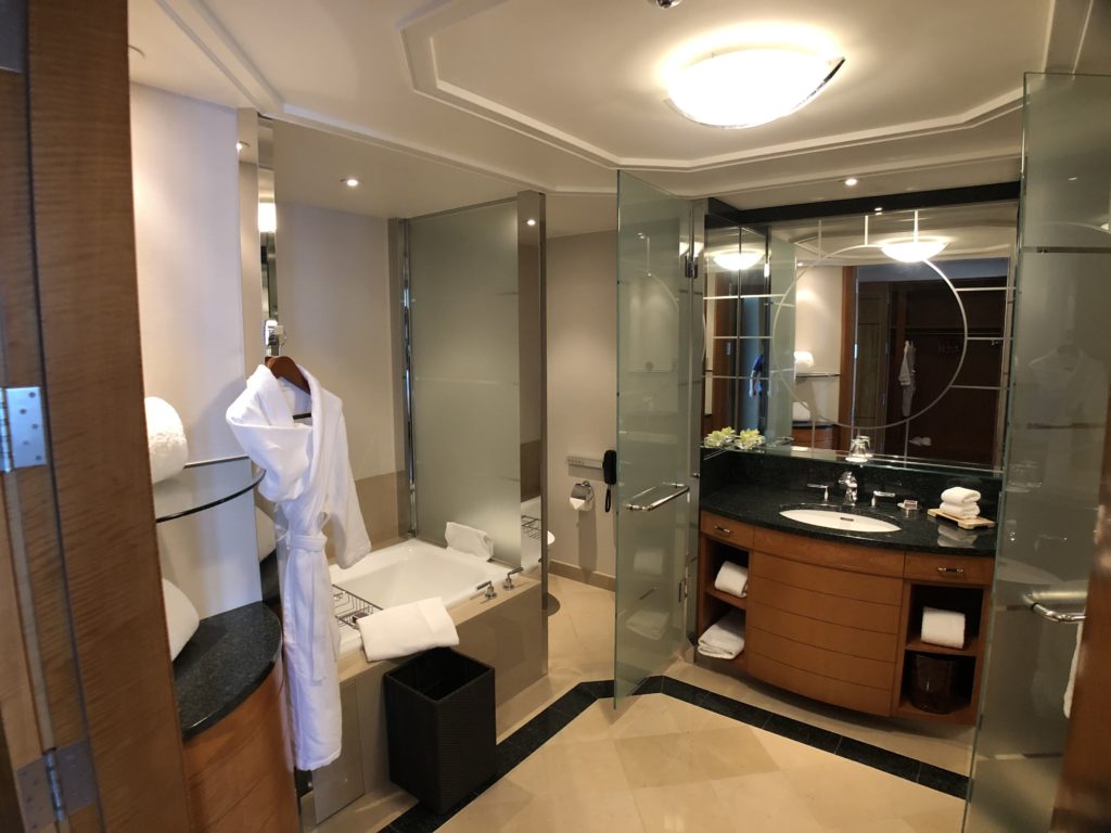 誰もが憧れる５つ星　超高級ホテル『ザ・リッツ・カールトン東京』タワー スイート宿泊記　バスルーム