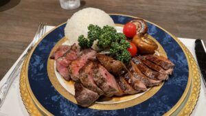 佐原のステーキ。【茶屋花冠ステーキ茶論】　短角牛のサシが少なく旨みの強い味わいで、上質なお肉をいただく。